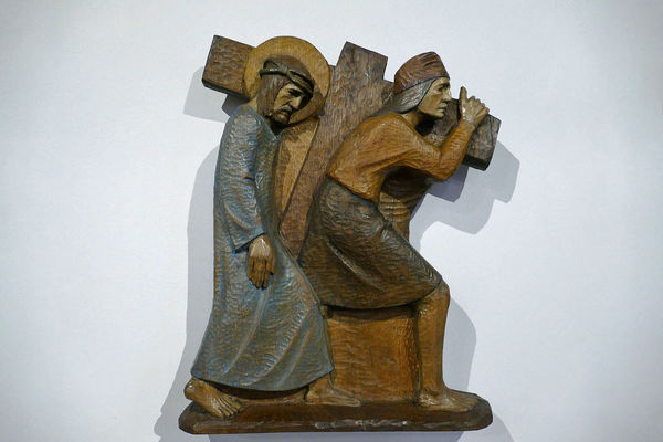5. Station: Simon von Zyrene hilft Jesus das Kreuz zu tragen 